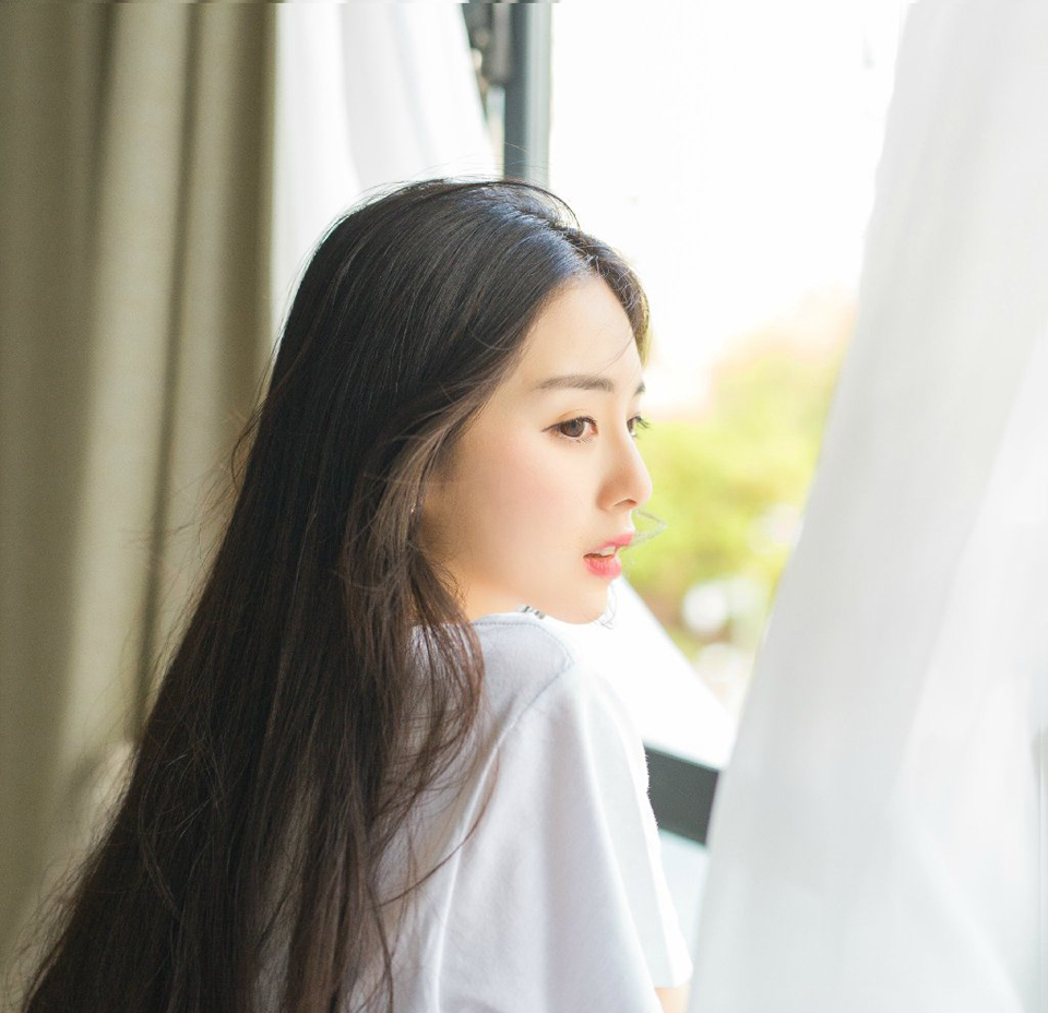 如果换做在陆地上，根本不可能出现这样的情况，哪怕打不过，陈到也有无数手段突围，然而此刻，在这大江之上，哪怕在人数和船只的数量上他甚至比对方更多，却也只能眼睁睁的看着自己的部队被人不断分割。